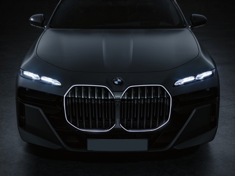 BMW i7 in the dark