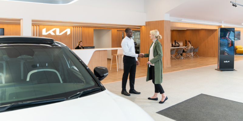 Sales-exec-meeting-customer-in-showroom