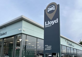 Lloyd Select Newcastle Green Totem