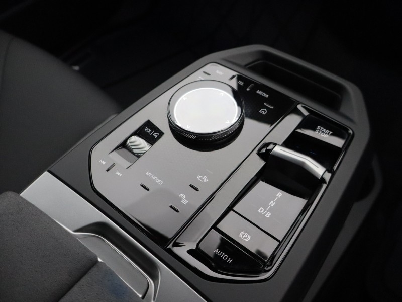 2025 (25) BMW iX 300kW xDrive45 M Sport 101kWh 5dr Auto 4919677