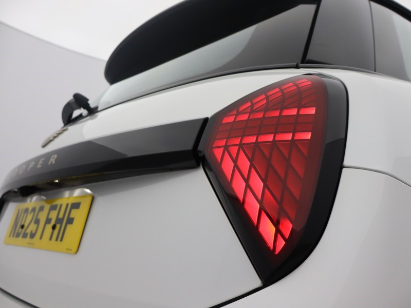 2025 (25) MINI COOPER 1.5 C Exclusive 3dr Auto 4905444