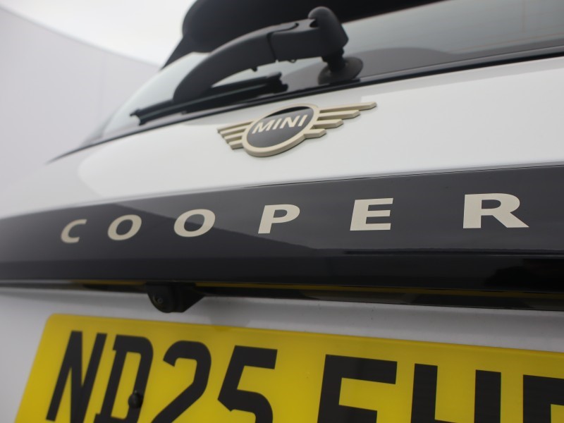 2025 (25) MINI COOPER 1.5 C Exclusive 3dr Auto 4905445