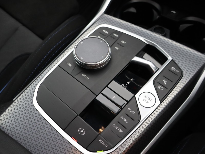 2025 (75) BMW 3 SERIES 330e 22.3 kWh M Sport 4dr Step Auto 5013997