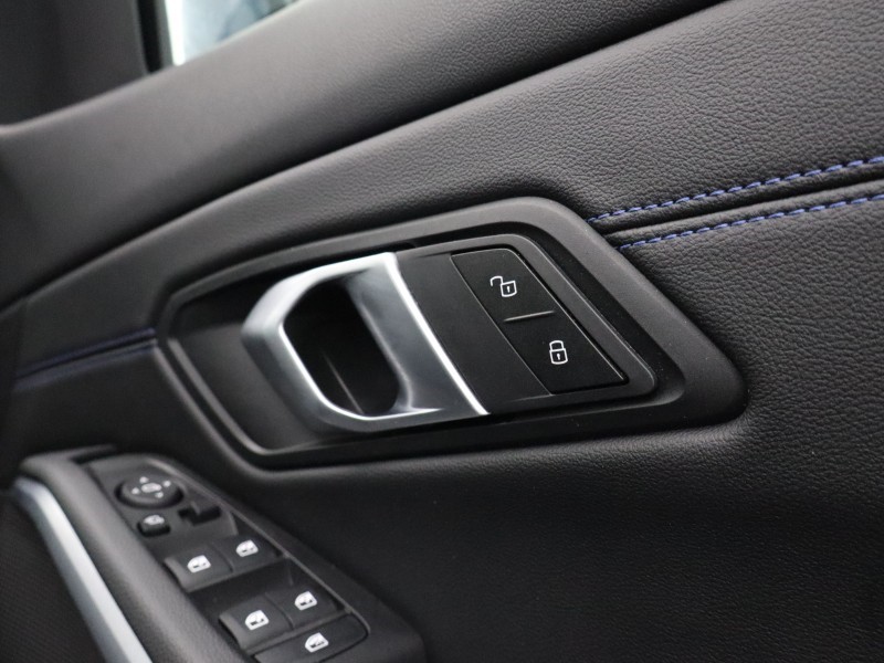 2025 (75) BMW 3 SERIES 330e 22.3 kWh M Sport 4dr Step Auto 5013994