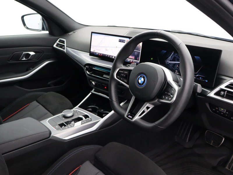 2025 (75) BMW 3 SERIES 330e 22.3 kWh M Sport 4dr Step Auto 5013983