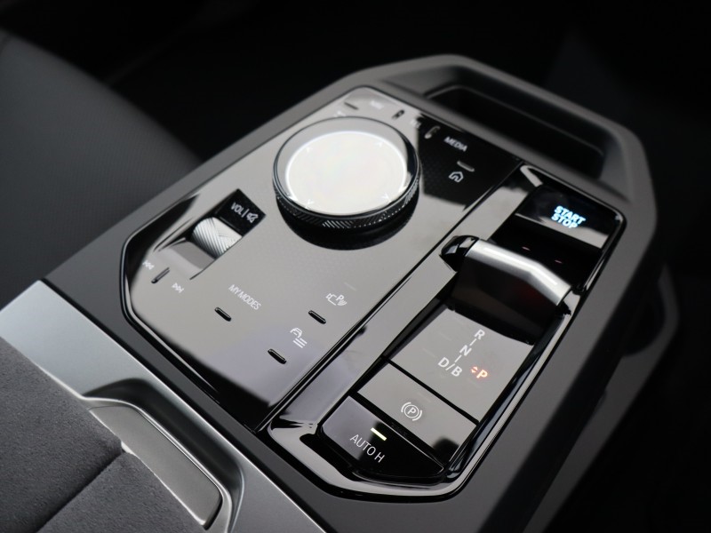 2025 (75) BMW iX 300kW xDrive45 M Sport 101kWh 5dr Auto 5074951