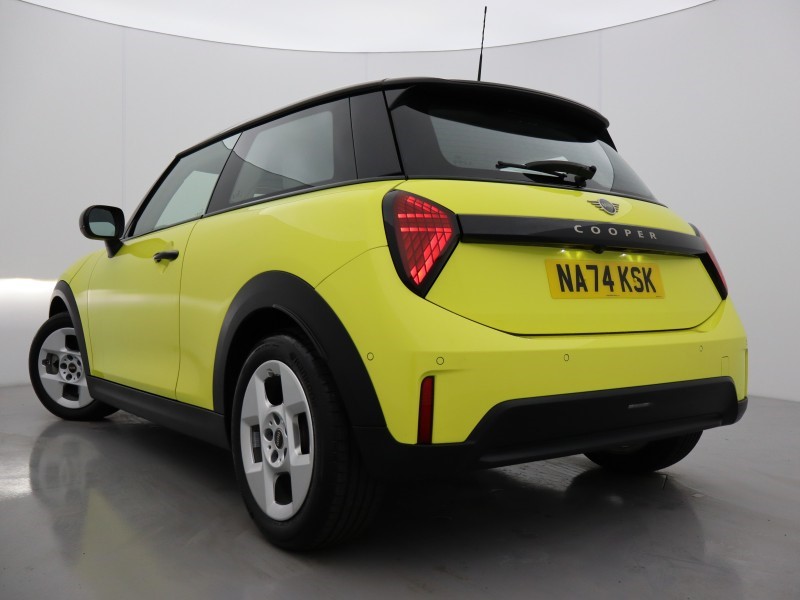 2024 (74) MINI COOPER 1.5 C Classic 3dr Auto 4940776