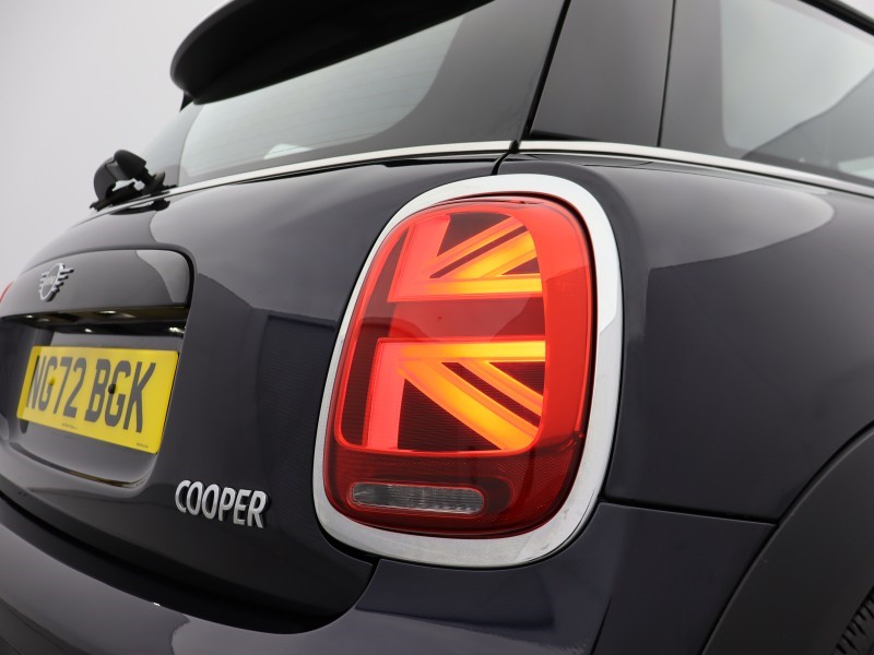 2022 (72) MINI HATCHBACK 1.5 Cooper Exclusive 3dr Auto 5182877