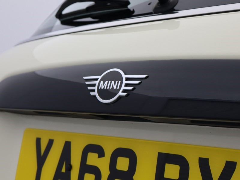 2018 (68) MINI HATCHBACK 1.5 Cooper Classic II 5dr 5113080