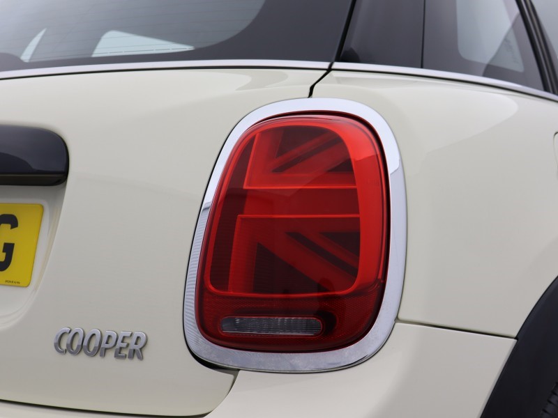 2018 (68) MINI HATCHBACK 1.5 Cooper Classic II 5dr 5113078