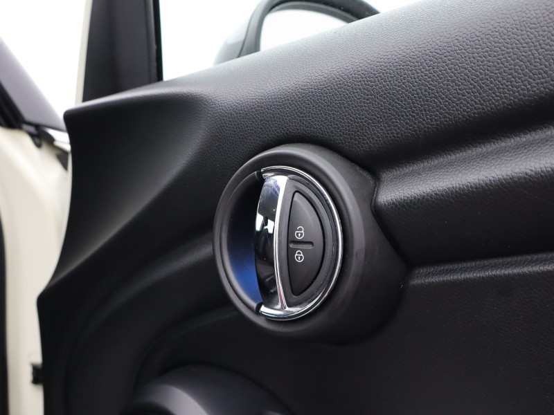 2018 (68) MINI HATCHBACK 1.5 Cooper Classic II 5dr 5113099