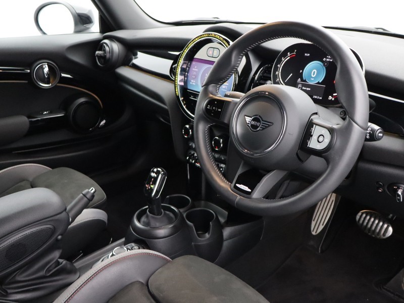 2024 (73) MINI HATCHBACK 1.5 Cooper Sport Premium 3dr Auto 5037881