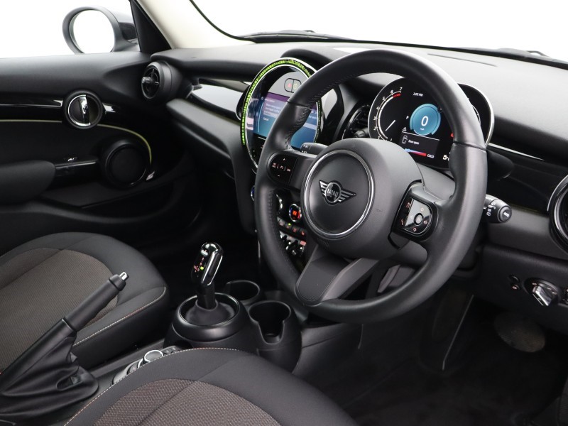 2024 (73) MINI HATCHBACK 1.5 Cooper Classic Premium 5dr Auto 5209739