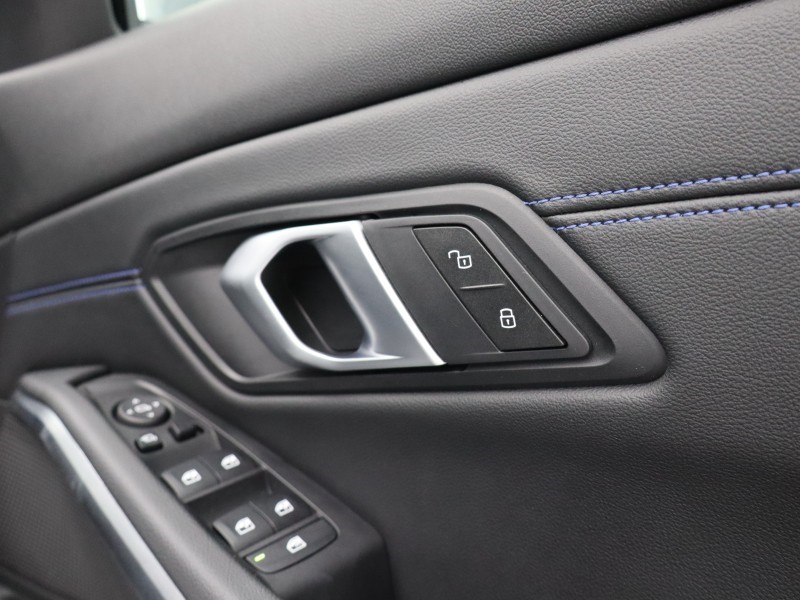 2025 (75) BMW 3 SERIES 320i M Sport 4dr Step Auto 5296326