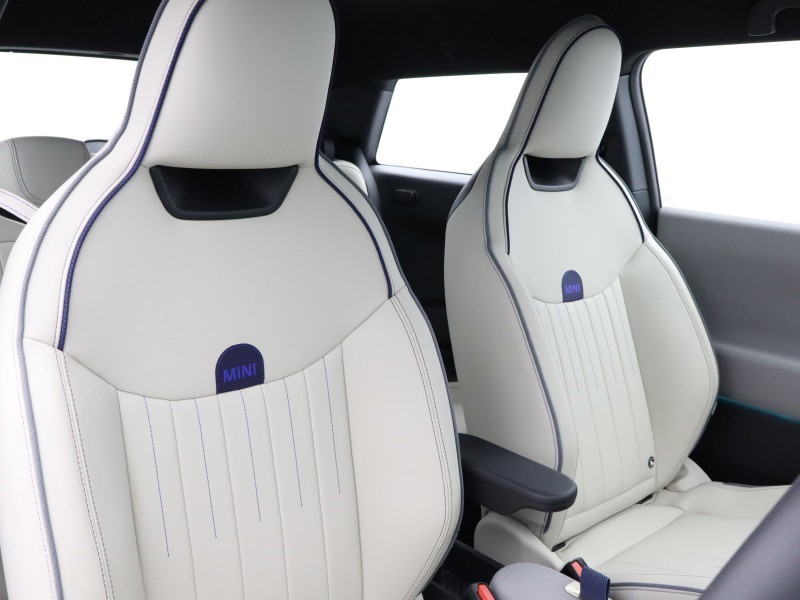 2025 (25) MINI COOPER 135kW E Exclusive 41kWh 3dr Auto 5261806