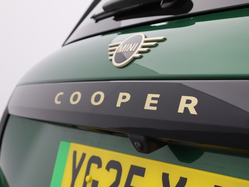 2025 (25) MINI COOPER 135kW E Exclusive 41kWh 3dr Auto 5261789