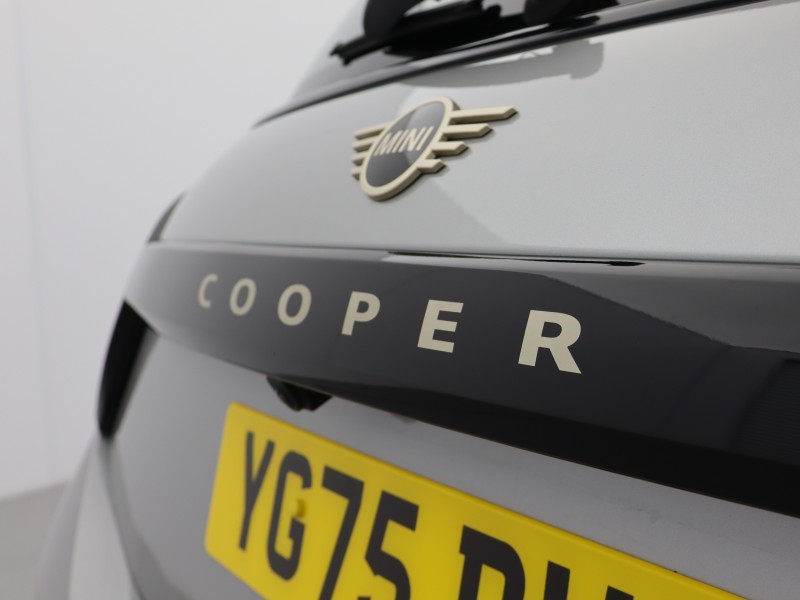 2025 (75) MINI COOPER 1.5 C Classic 3dr Auto 5523784