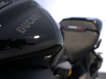 2023 (23) Ducati Diavel V4