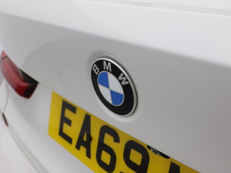 2019 (69) BMW 3 SERIES 330e M Sport 4dr Auto 5711680