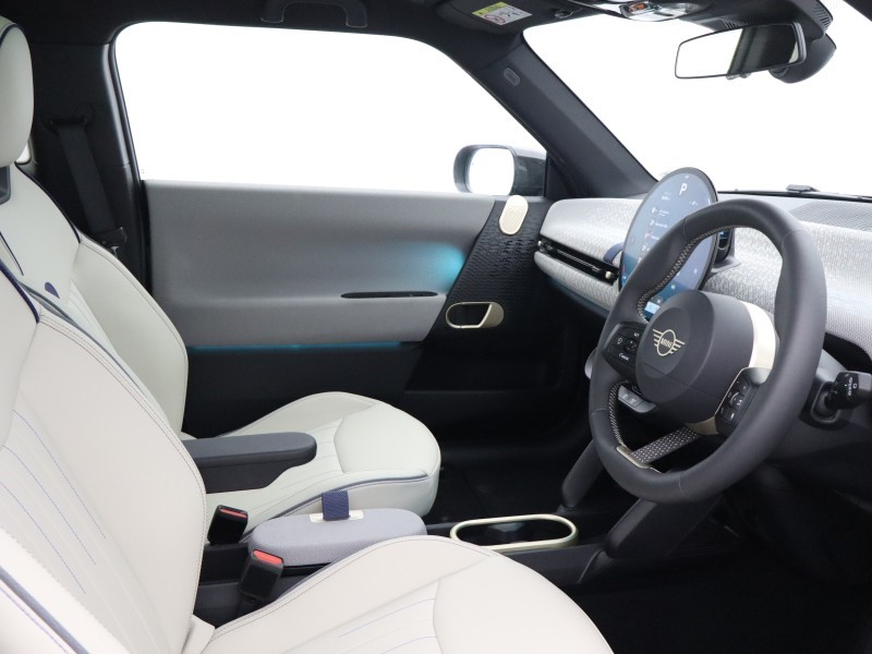 2026 (75) MINI COOPER 135kW E Exclusive 41kWh 3dr Auto 5677255