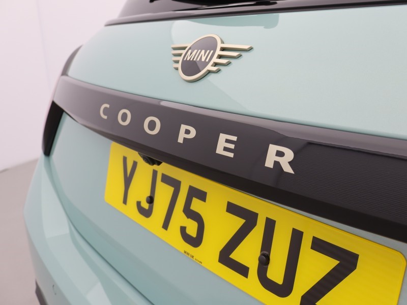 2026 (75) MINI COOPER 1.5 C Exclusive 3dr Auto 5679249