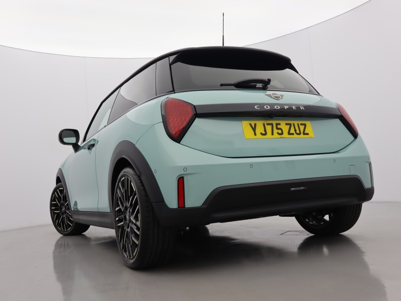2026 (75) MINI COOPER 1.5 C Exclusive 3dr Auto 5679259