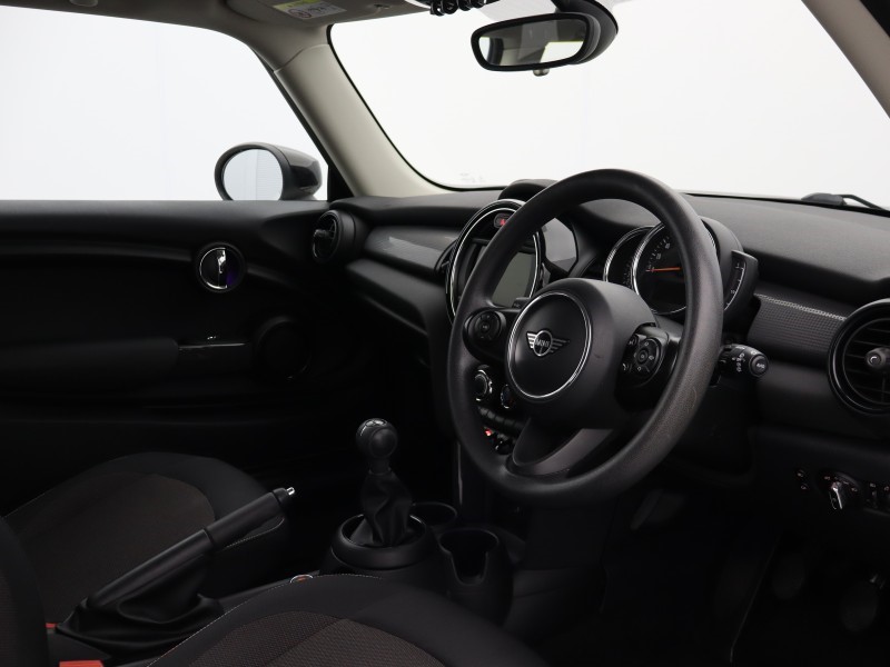 2020 (20) MINI HATCHBACK 1.5 Cooper Classic II 3dr 5740548