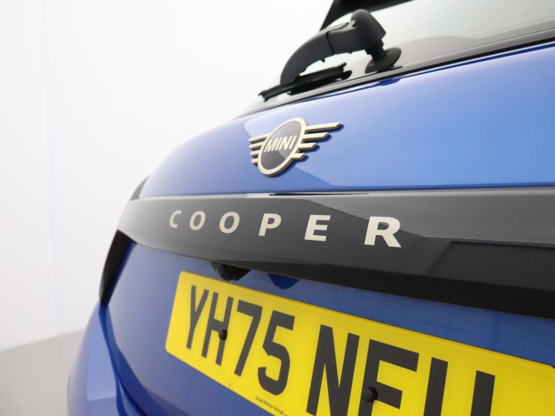 2025 (75) MINI COOPER 1.5 C Exclusive 5dr Auto 5826228