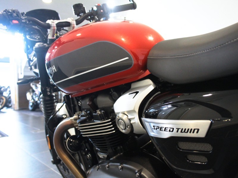 2020 (20) Triumph Speed Twin 1200 Two Tone Paint 5284382
