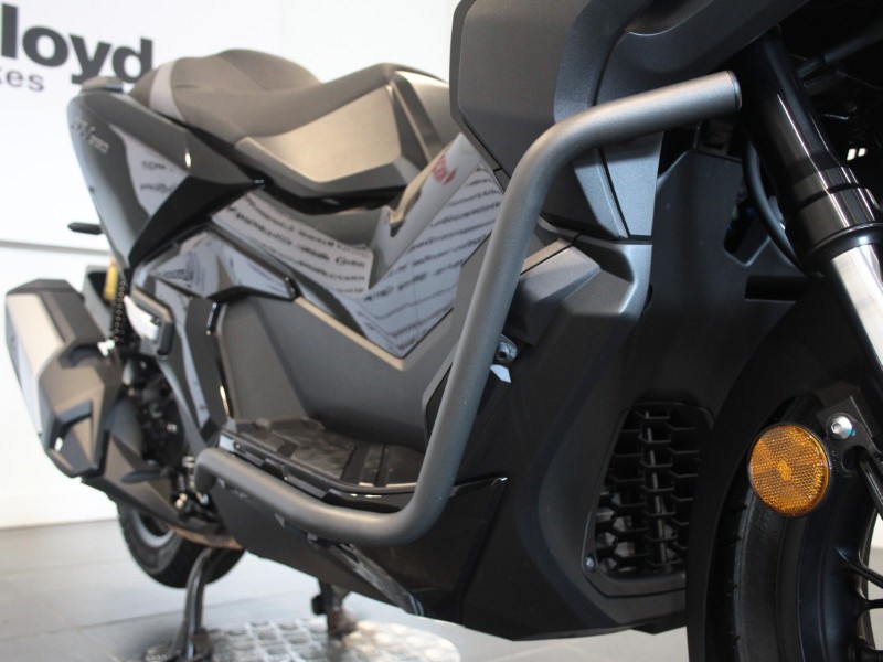 2025 (25) Honda ADV350 5721599