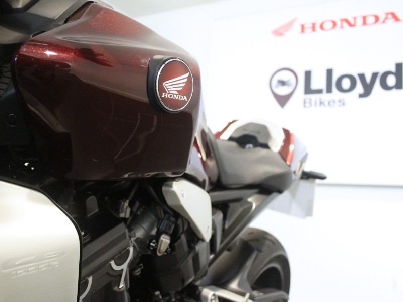 2024 (74) Honda CB1000R 5870361