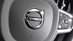 2023 (73) VOLVO XC60 2.0 B5P Plus Dark 5dr AWD Geartronic 3052632