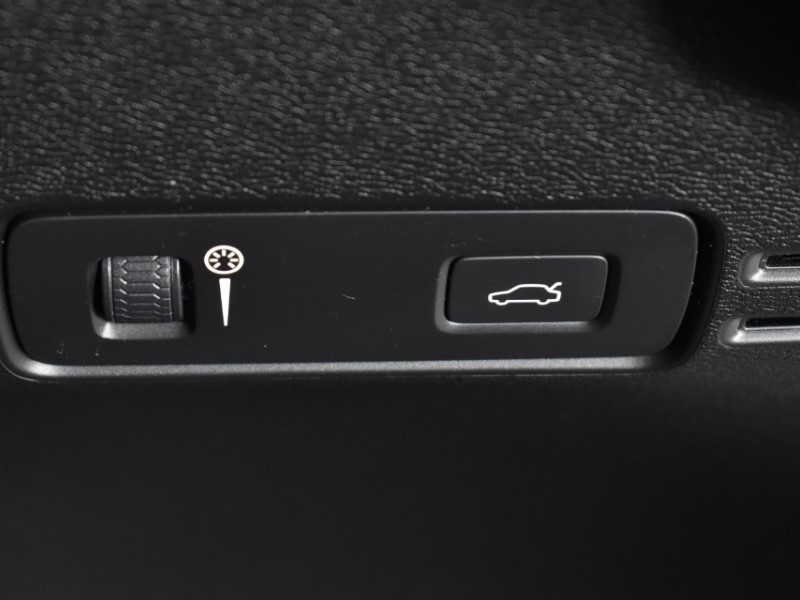 2018 (68) VOLVO XC40 2.0 T4 R DESIGN 5dr AWD Geartronic 3378631