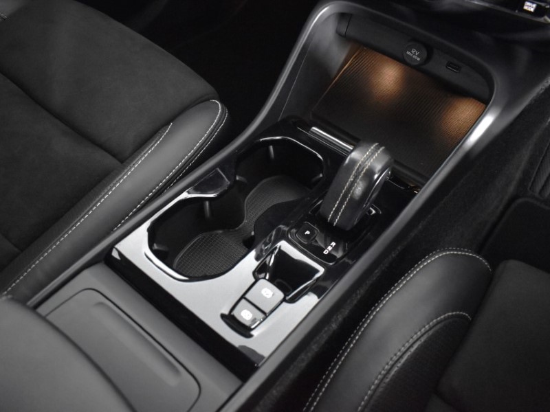 2018 (68) VOLVO XC40 2.0 T4 R DESIGN 5dr AWD Geartronic 3378629