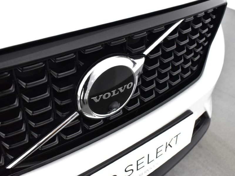 2023 (73) VOLVO XC40 2.0 B4P Ultimate Dark 5dr Auto 3503939