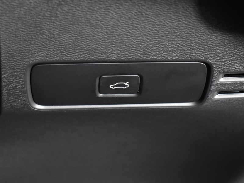 2023 (73) VOLVO XC40 2.0 B4P Ultimate Dark 5dr Auto 3503925