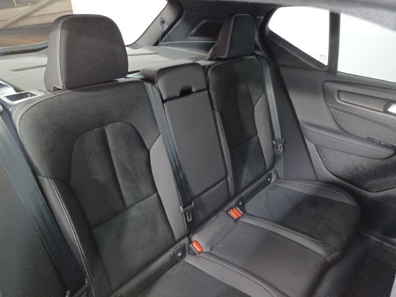 2024 (73) VOLVO XC40 2.0 B4P Ultimate Dark 5dr Auto 3541853