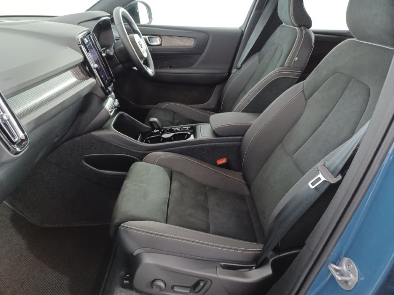 2024 (73) VOLVO XC40 2.0 B4P Ultimate Dark 5dr Auto 3541864