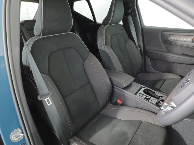 2024 (73) VOLVO XC40 2.0 B4P Ultimate Dark 5dr Auto 3541852