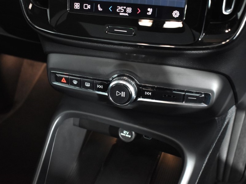 2024 (73) VOLVO XC40 2.0 B4P Ultimate Dark 5dr Auto 3541933