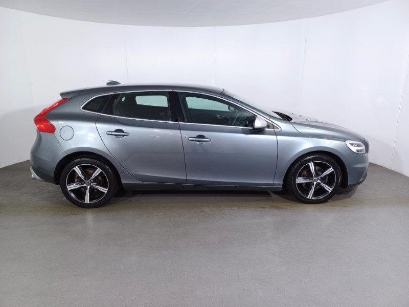 2018 (18) VOLVO V40 T2 [122] R DESIGN Nav Plus 5dr 3553922