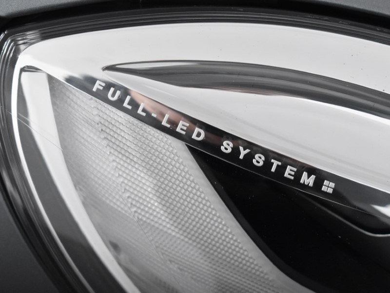 2018 (18) VOLVO V40 T2 [122] R DESIGN Nav Plus 5dr 3553996