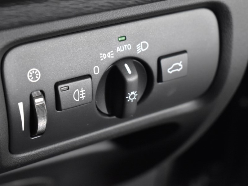 2018 (18) VOLVO V40 T2 [122] R DESIGN Nav Plus 5dr 3553989