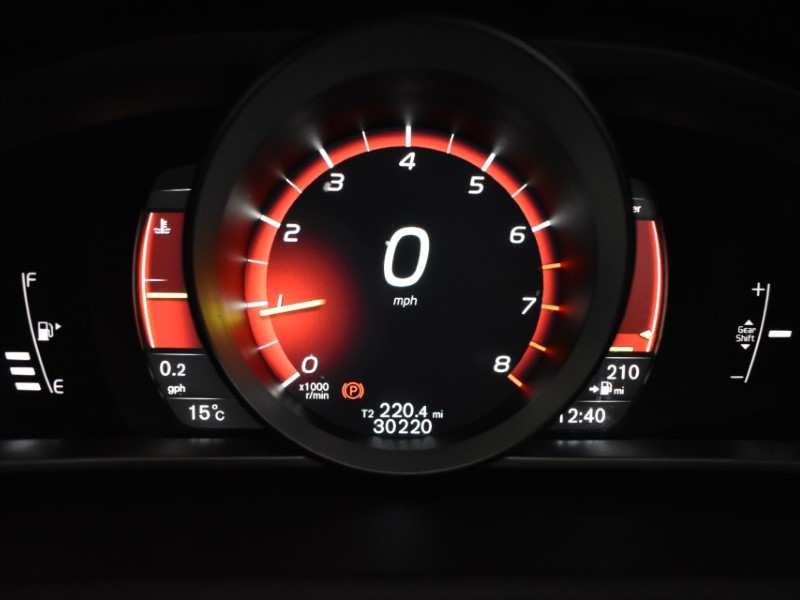 2018 (18) VOLVO V40 T2 [122] R DESIGN Nav Plus 5dr 3553982