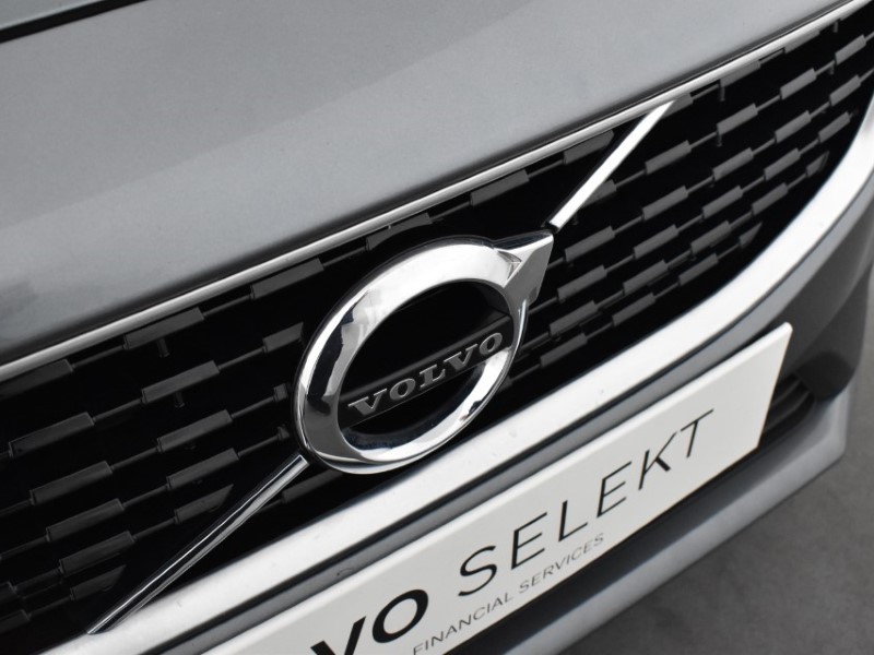 2018 (18) VOLVO V40 T2 [122] R DESIGN Nav Plus 5dr 3553998