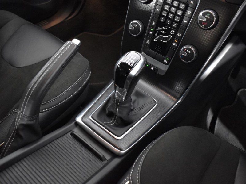 2018 (18) VOLVO V40 T2 [122] R DESIGN Nav Plus 5dr 3553991