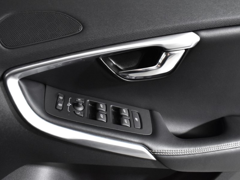 2018 (18) VOLVO V40 T2 [122] R DESIGN Nav Plus 5dr 3553988