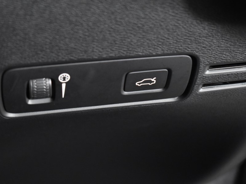 2021 (21) VOLVO XC40 1.5 T3 [163] R DESIGN Pro 5dr 3528002