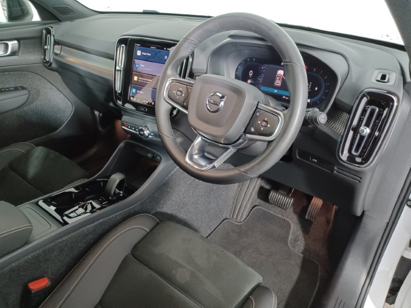 2025 (25) VOLVO XC40 2.0 B3P Plus Dark 5dr Auto 4714273