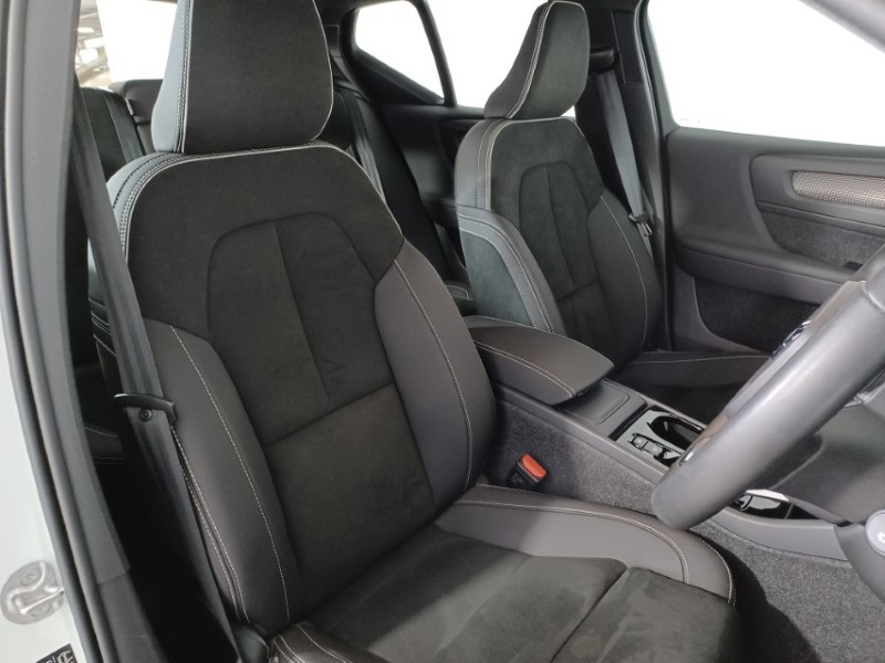 2025 (25) VOLVO XC40 2.0 B3P Plus Dark 5dr Auto 4714275